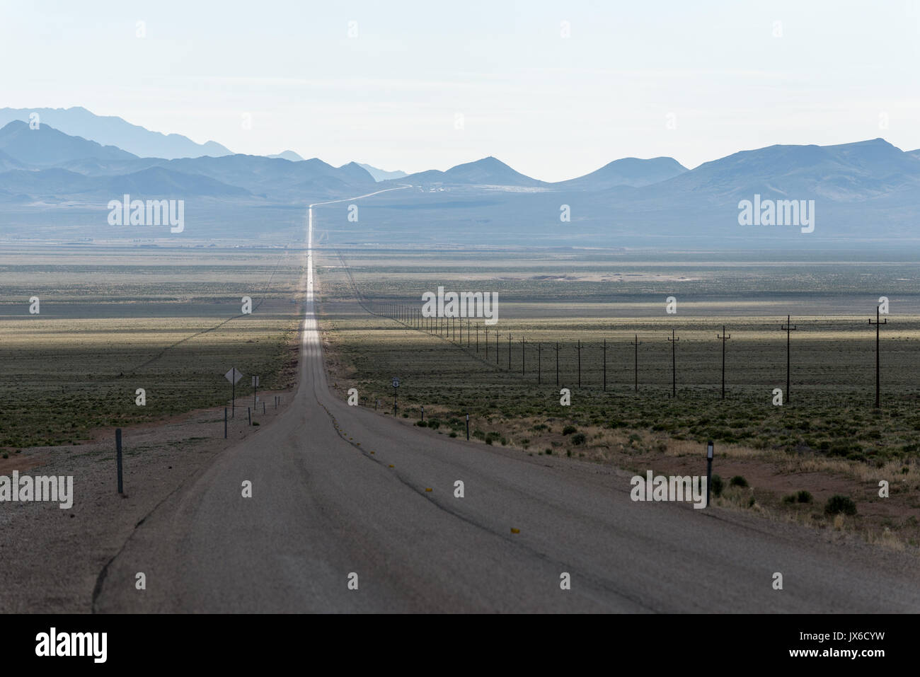 Strada desolata nel bacino e la gamma regione del Nevada. Foto Stock