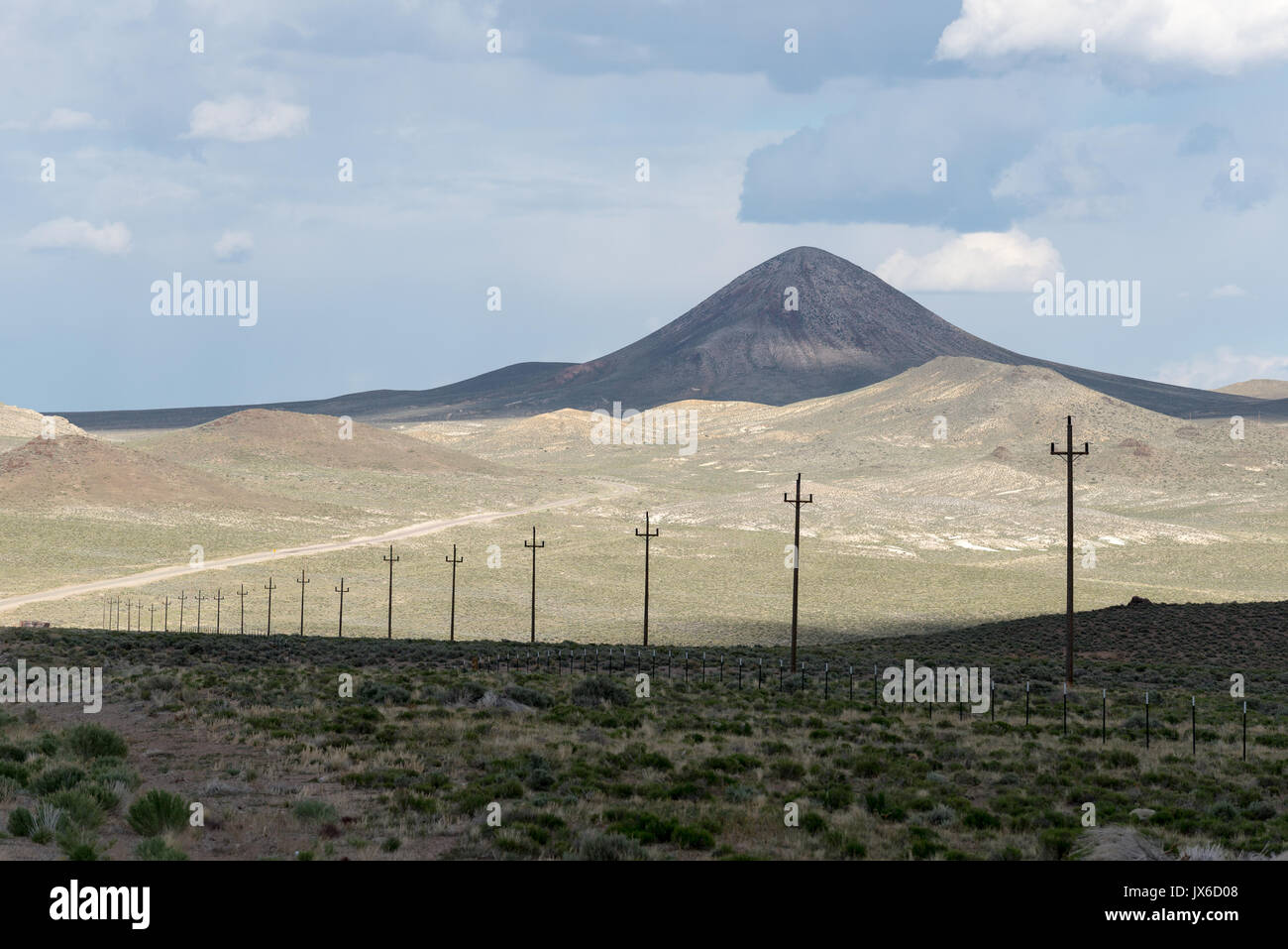 Linea di poli di utilità vicino al vertice Saulsbury nel deserto del Nevada. Foto Stock