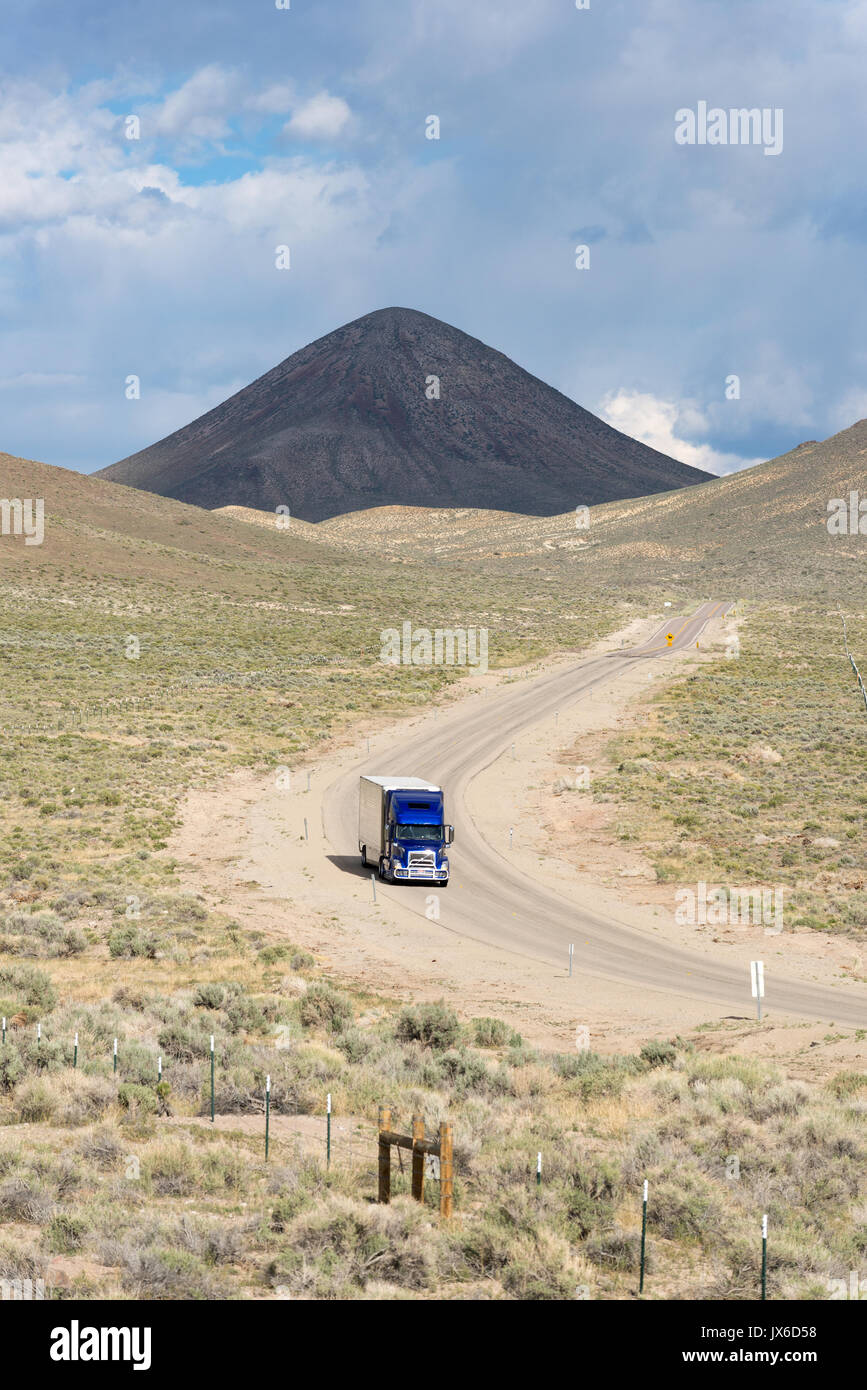 Carrello sotto Saulsbury Vertice sulla Highway 6 in Nevada. Foto Stock