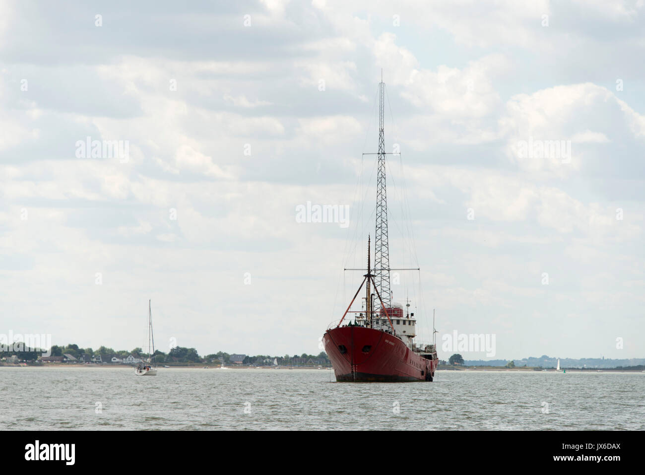 Ex radio pirata nave, Ross vendetta, Radio Broadcast Caroline è ora che sono ancorate al largo della costa di Essex nei pressi di Bradwell. Il 14 agosto 2017 è il cinquantesimo anniversario dei reati Marine Act, che vieta offshore stazioni radio- compreso del calibro di Radio Caroline. Radio pirata in primo luogo ha guadagnato popolarità nei primi anni Sessanta quando le stazioni senza licenza ha iniziato a trasmettere musica da navi offshore - con circa 22 milioni di ascoltatori. Nel maggio 2017 L'UFCOM ha annunciato la Radio Caroline è concesso il suo primo full-time trasmissione AM licenza. Foto Stock