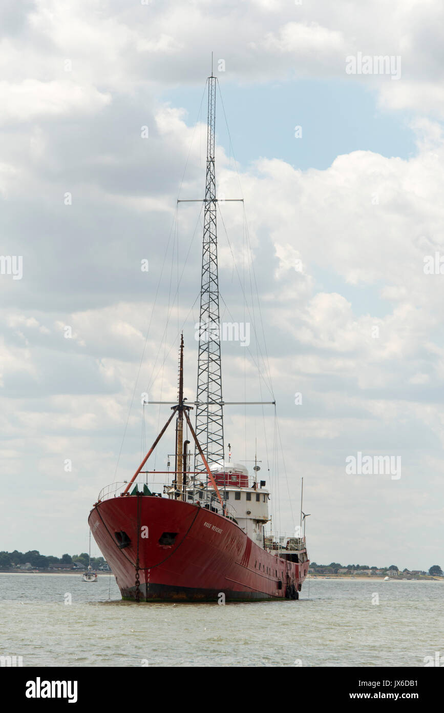 Ex radio pirata nave, Ross vendetta, Radio Broadcast Caroline è ora che sono ancorate al largo della costa di Essex nei pressi di Bradwell. Il 14 agosto 2017 è il cinquantesimo anniversario dei reati Marine Act, che vieta offshore stazioni radio- compreso del calibro di Radio Caroline. Radio pirata in primo luogo ha guadagnato popolarità nei primi anni Sessanta quando le stazioni senza licenza ha iniziato a trasmettere musica da navi offshore - con circa 22 milioni di ascoltatori. Nel maggio 2017 L'UFCOM ha annunciato la Radio Caroline è concesso il suo primo full-time trasmissione AM licenza. Foto Stock