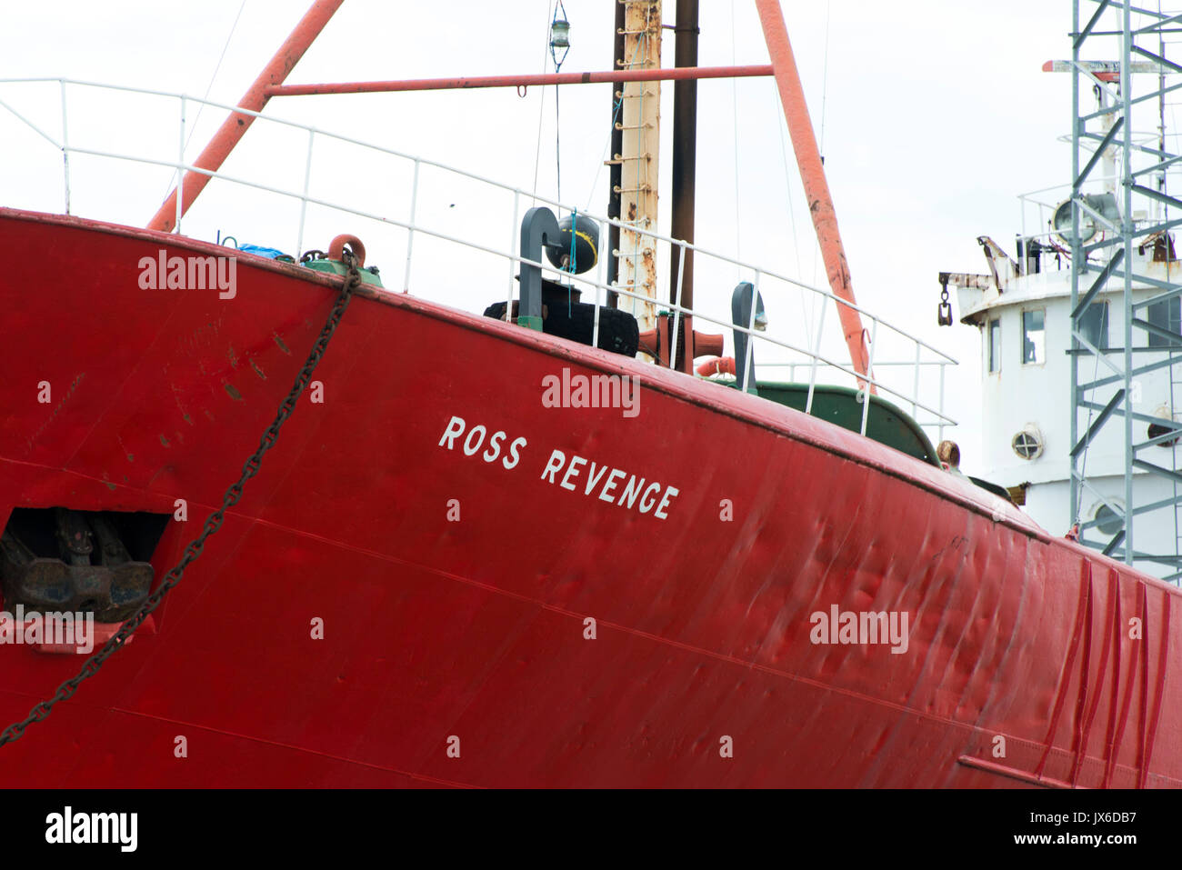 Ex radio pirata nave, Ross vendetta, Radio Broadcast Caroline è ora che sono ancorate al largo della costa di Essex nei pressi di Bradwell. Il 14 agosto 2017 è il cinquantesimo anniversario dei reati Marine Act, che vieta offshore stazioni radio- compreso del calibro di Radio Caroline. Radio pirata in primo luogo ha guadagnato popolarità nei primi anni Sessanta quando le stazioni senza licenza ha iniziato a trasmettere musica da navi offshore - con circa 22 milioni di ascoltatori. Nel maggio 2017 L'UFCOM ha annunciato la Radio Caroline è concesso il suo primo full-time trasmissione AM licenza. Foto Stock