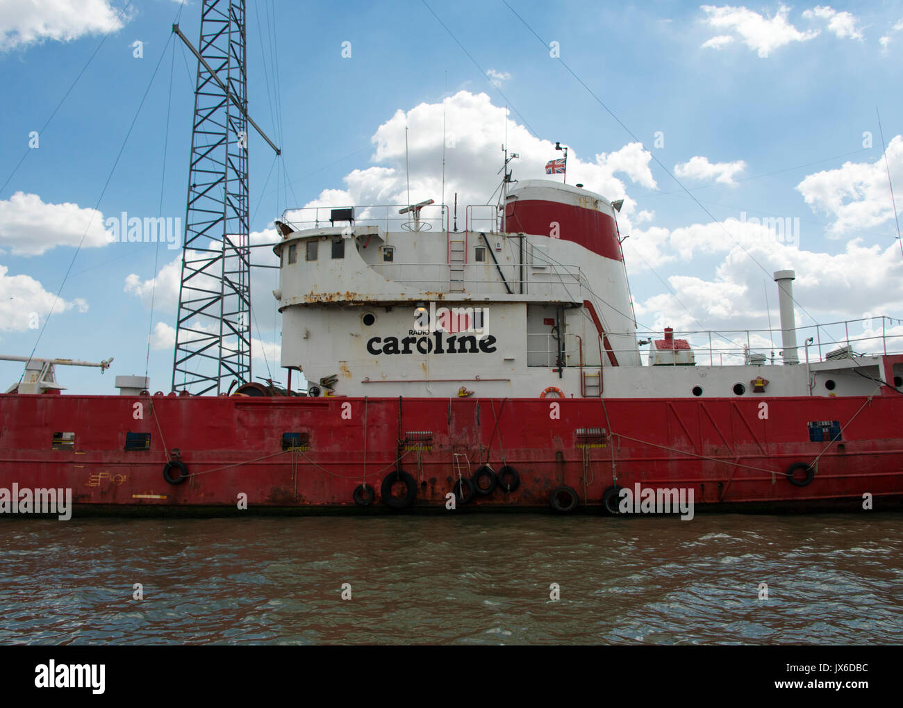 Ex radio pirata nave, Ross vendetta, Radio Broadcast Caroline è ora che sono ancorate al largo della costa di Essex nei pressi di Bradwell. Il 14 agosto 2017 è il cinquantesimo anniversario dei reati Marine Act, che vieta offshore stazioni radio- compreso del calibro di Radio Caroline. Radio pirata in primo luogo ha guadagnato popolarità nei primi anni Sessanta quando le stazioni senza licenza ha iniziato a trasmettere musica da navi offshore - con circa 22 milioni di ascoltatori. Nel maggio 2017 L'UFCOM ha annunciato la Radio Caroline è concesso il suo primo full-time trasmissione AM licenza. Foto Stock