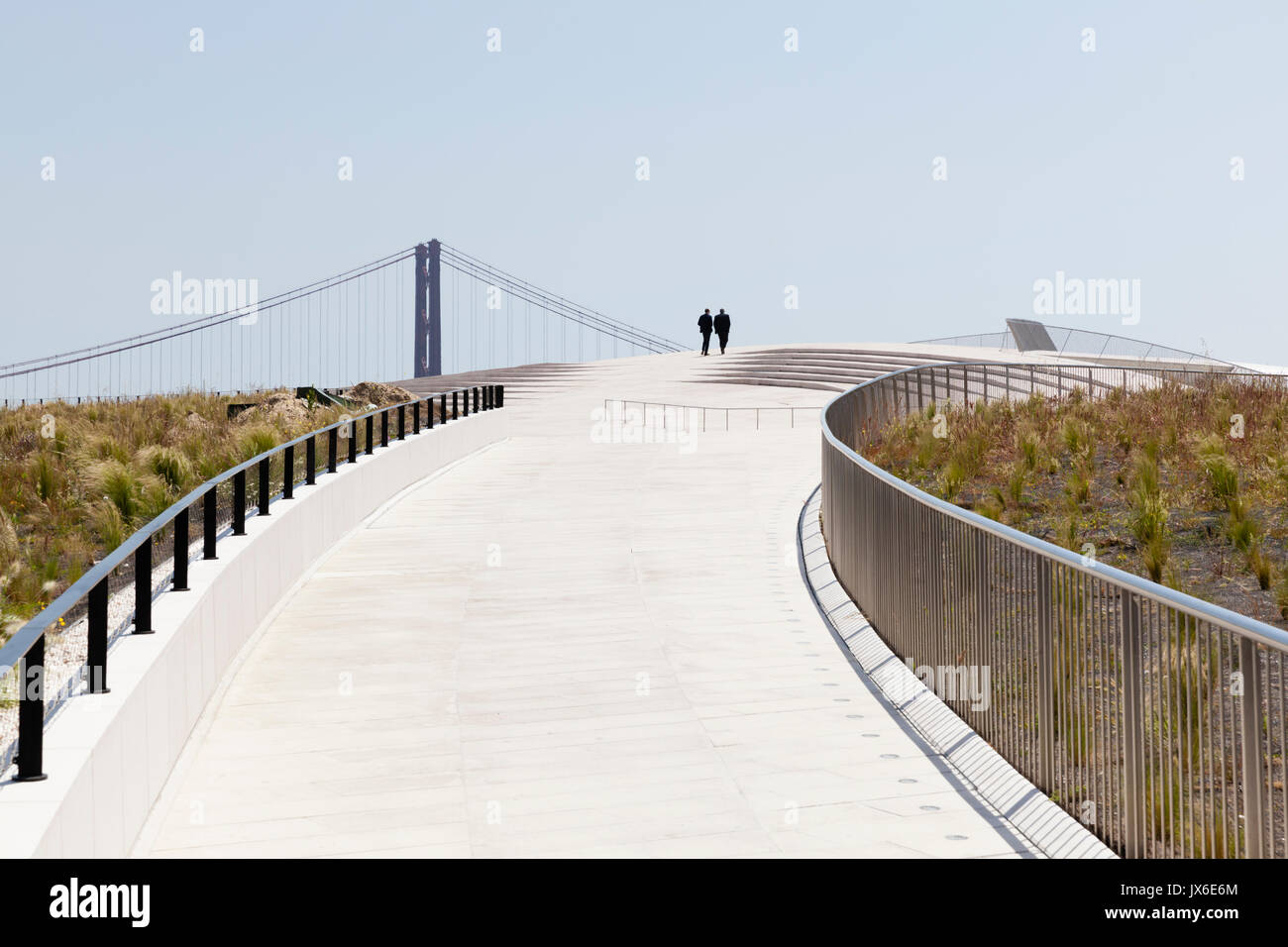 Due figure solitarie sulla terrazza sul tetto del MAAT, il museo di arte, architettura e tecnologia a Lisbona, Portogallo. Foto Stock