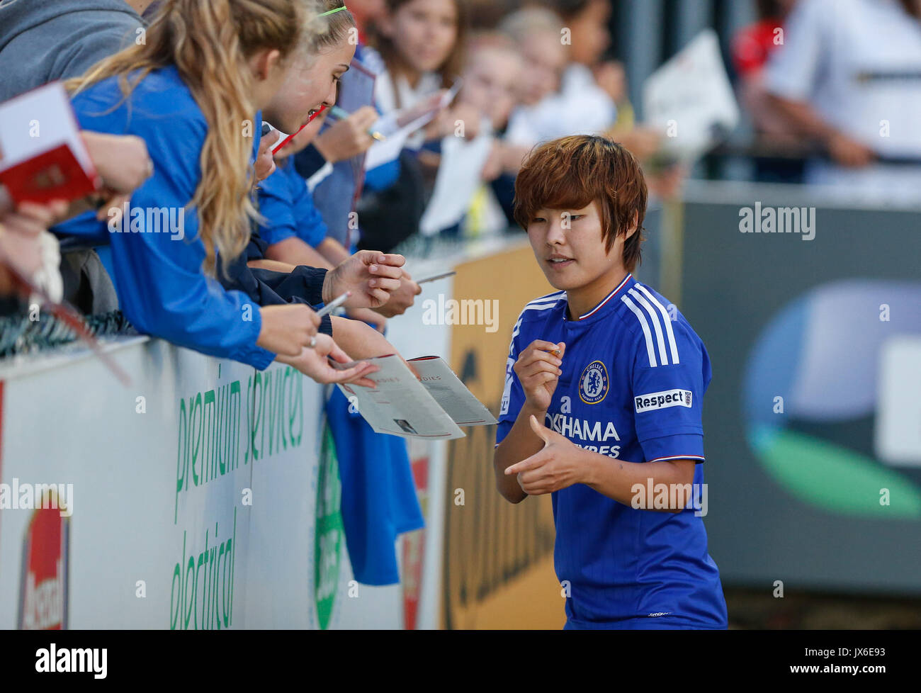 Ji So-Yun di Chelsea Ladies firma autografi per i tifosi durante la partita FAWSL tra l'Arsenal onorevoli Chelsea onorevoli a Prato Park, Borehamwo Foto Stock
