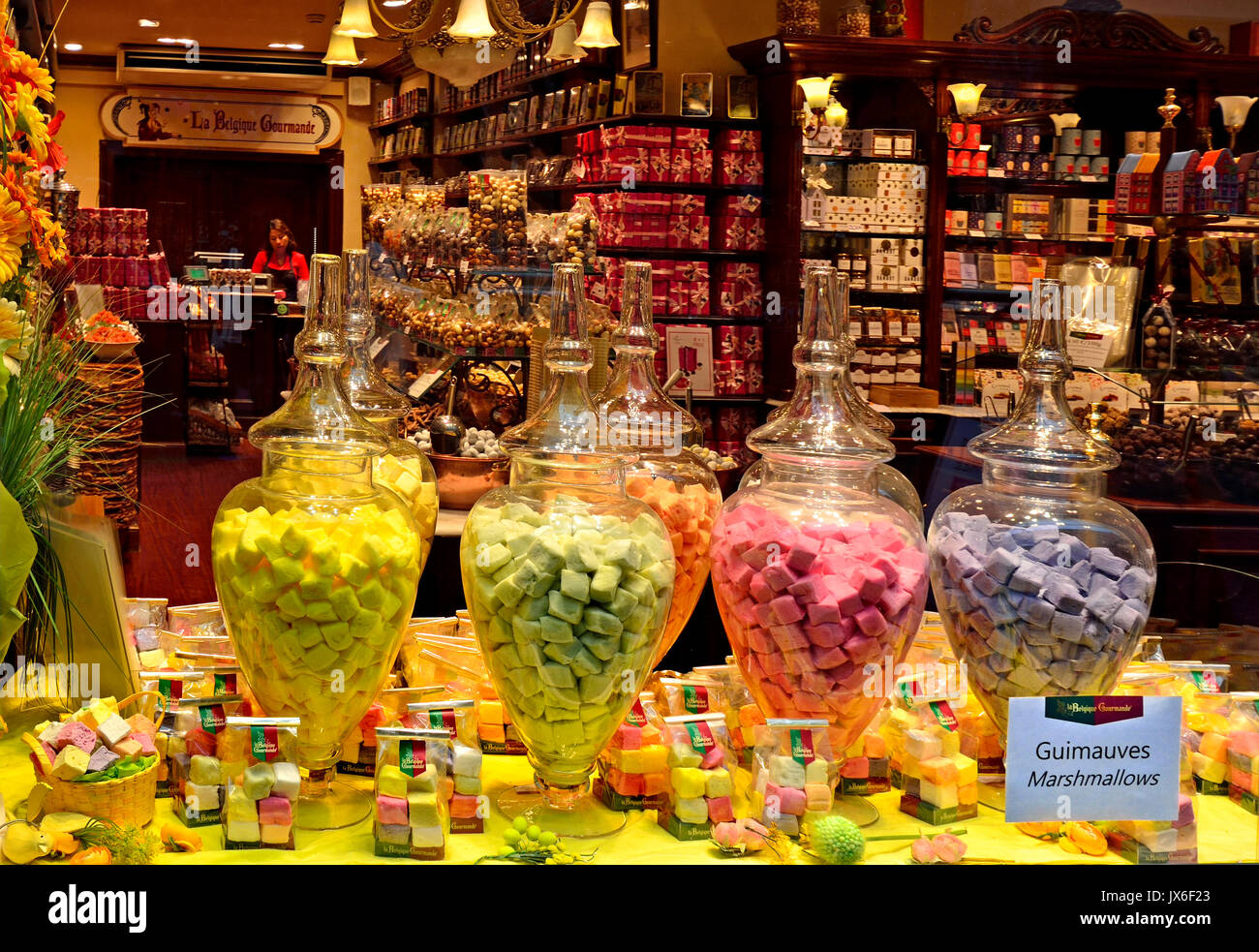 Bruxelles, Belgio. Marshmallows (Guimauves) nella vetrina di un negozio in Galeries Royales Saint-Hubert / Koninklijke Sint-Hubertusgalerijen Foto Stock