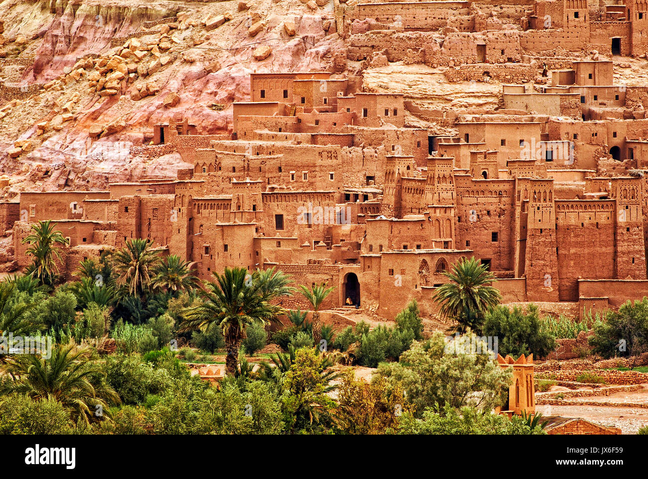 Ait Benhaddou è una argilla città fortificata, ksar, lungo la carovana del percorso tra Sahara e Marrakech, Marocco. Si tratta di un popolare film ubicazione e UNESCO W Foto Stock