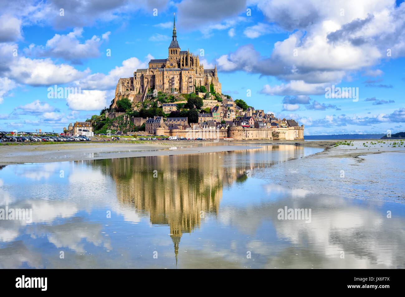 Le Mont Saint Michel isola con monastero storico riflettendo in acqua di marea, Normandia, Francia Foto Stock