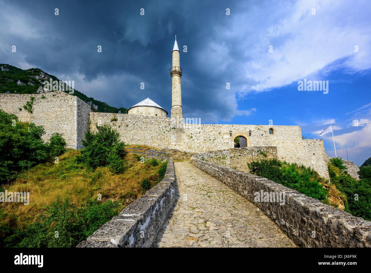 Storico ottomano fortezza in pietra con una moschea di Travnik città vecchia, Bosnia Erzegovina Foto Stock