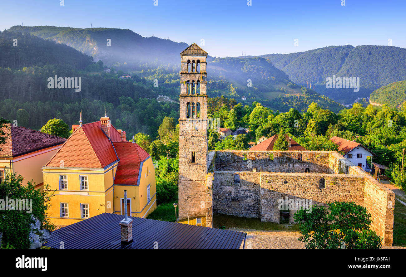 Jajce, Bosnia e Erzegovina, storico di Santa Maria e la chiesa di San Luca la Torre Campanaria nella luce del mattino Foto Stock
