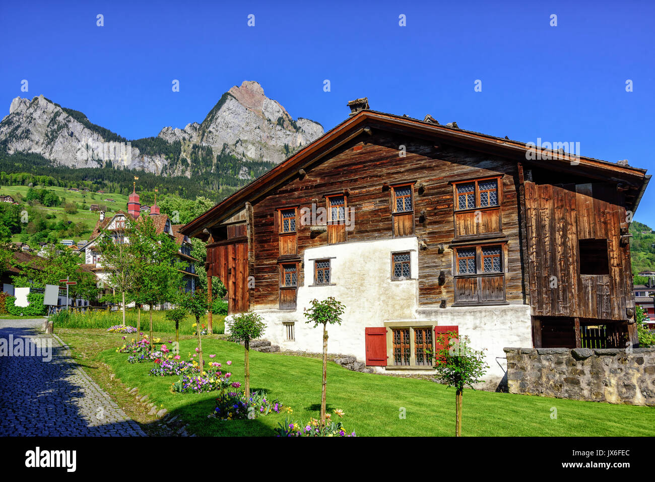 Tradizionale in legno casa svizzera nelle Alpi montagna, Svitto, Svizzera Foto Stock