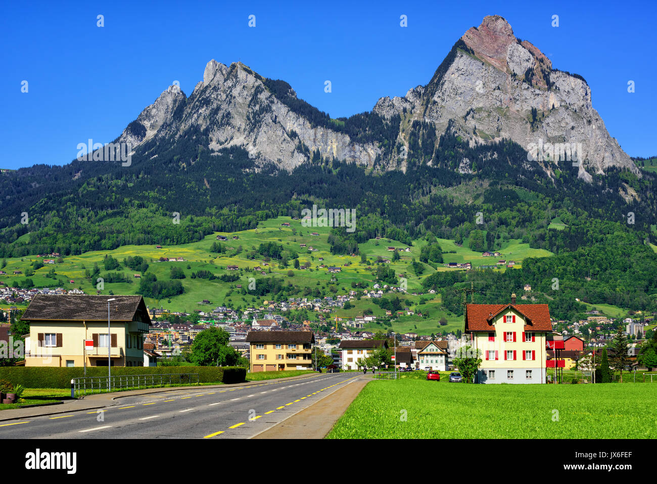 Paesaggio svizzero con le Alpi rocciose montagne, Schwyz kanton, Svizzera Foto Stock