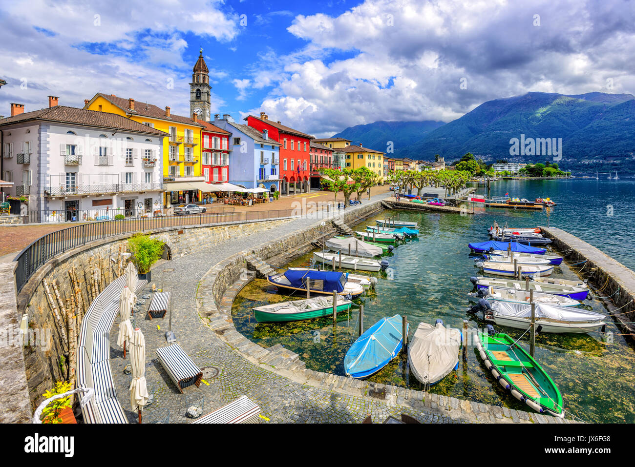 Ascona Città Vecchia e il porto sul Lago Maggiore Lago nelle Alpi svizzere montagne, Svizzera Foto Stock