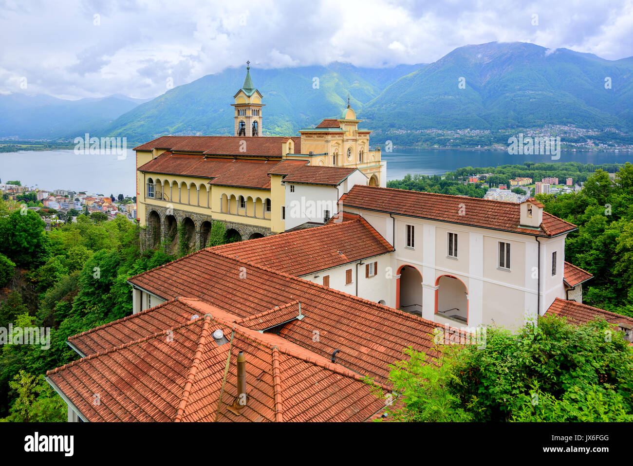 Tetti di tegole rosse di Madonna del Sasso chiesa sopra il Lago Maggiore Lago e Alpi Svizzere montagne, Locarno, Svizzera Foto Stock
