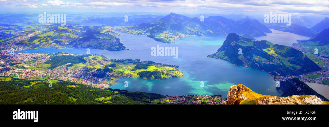 Vista panoramica sul Lago di Lucerna con la città di Lucerna, Kussnacht, Burgenstock resort e Rigi, Alpi svizzere montagne, Svizzera Foto Stock