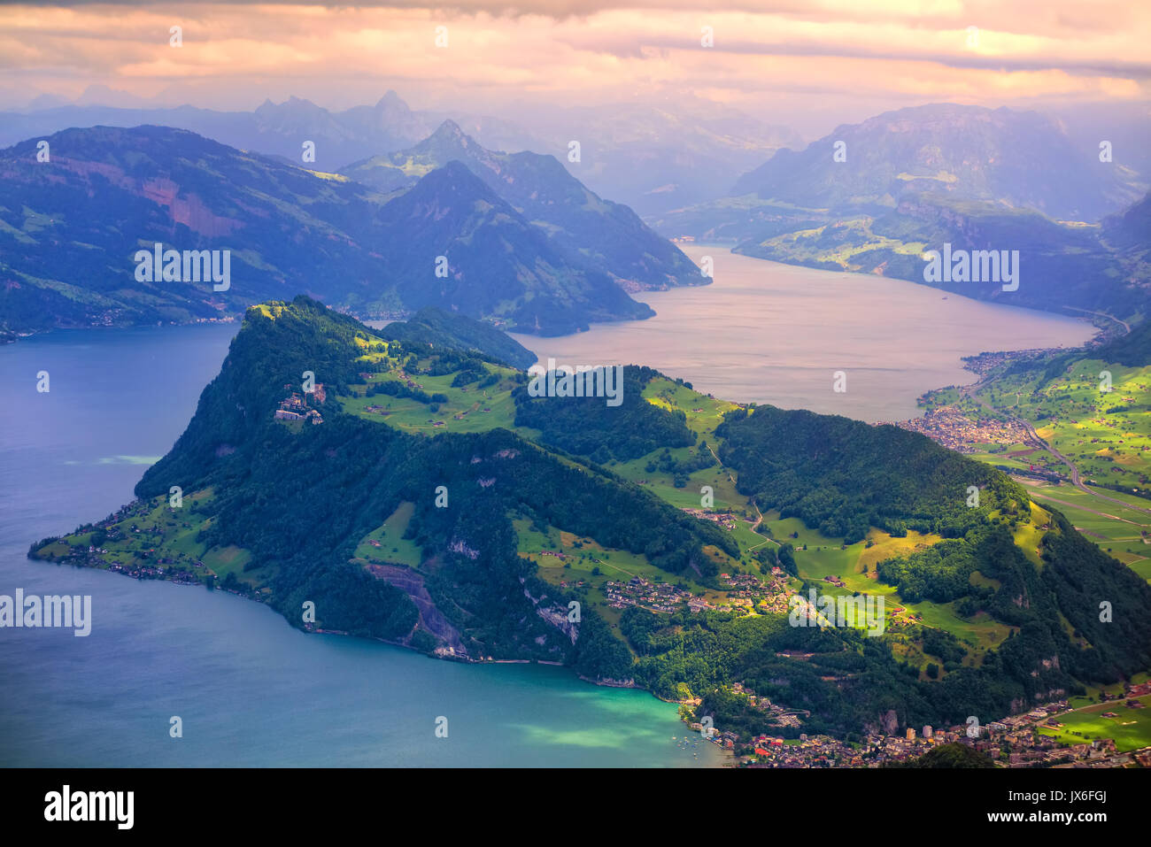 Burgenstock montagna sul Lago di Lucerna, alpi svizzere, sul tramonto spettacolare Foto Stock
