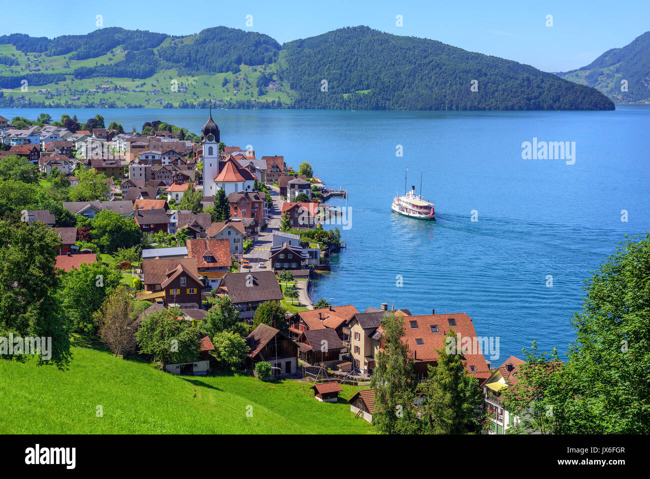 Nave da crociera in arrivo nella piccola città Beckenried sul Lago di Lucerna, Alpi svizzere montagne, Svizzera Foto Stock