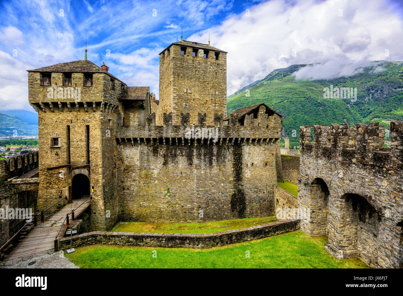 Pietra medievale castel Castello di Montebello con mura difensive e torri nelle Alpi svizzere montagne, Bellinzona, Svizzera Foto Stock