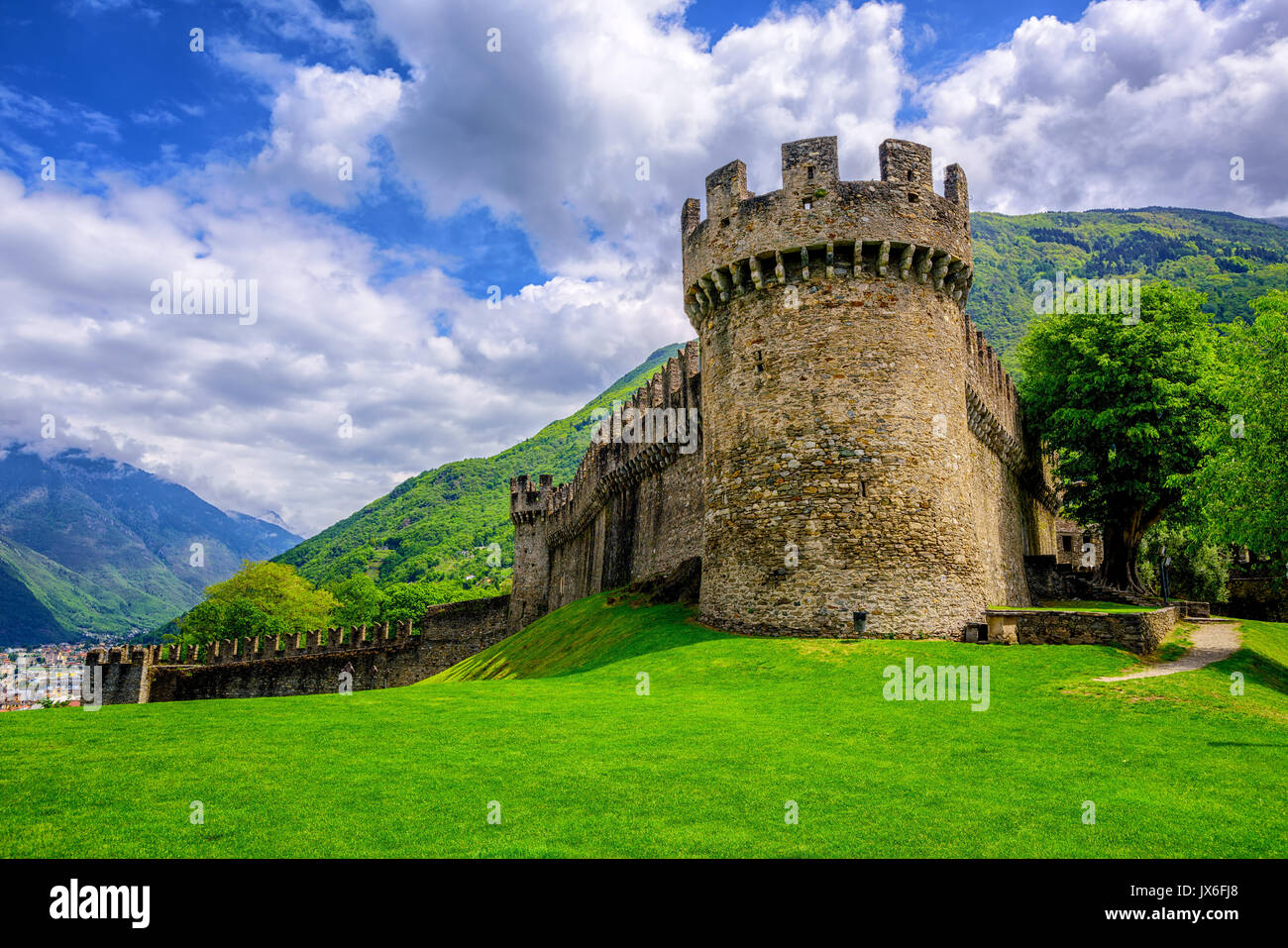 Pietra medievale castel Castello di Montebello con mura difensive e torri nelle Alpi svizzere montagne, Bellinzona, Svizzera Foto Stock