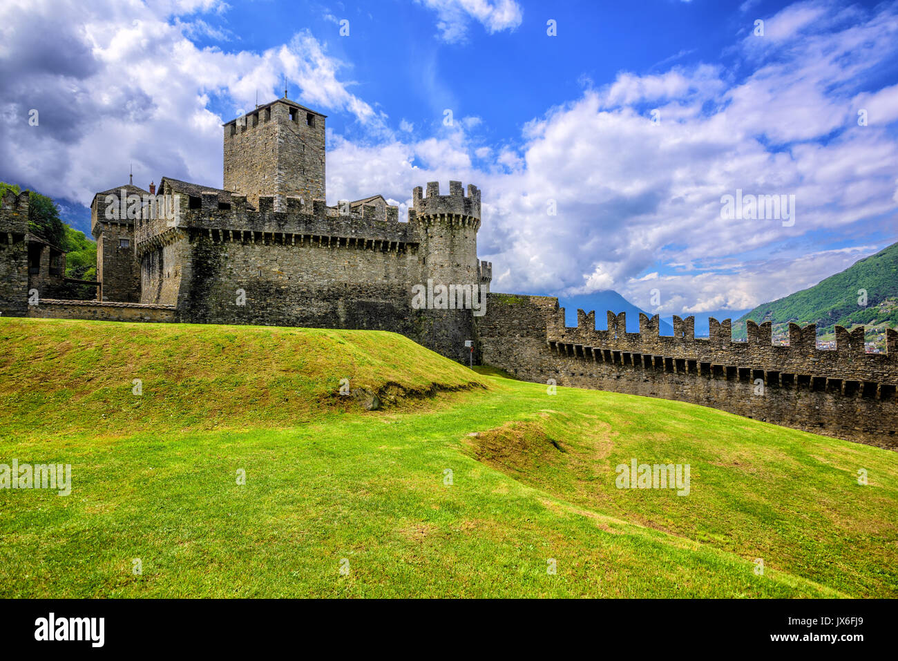 Pietra medievale castel Castello di Montebello con mura difensive e torri nelle Alpi svizzere montagne, Bellinzona, Svizzera Foto Stock