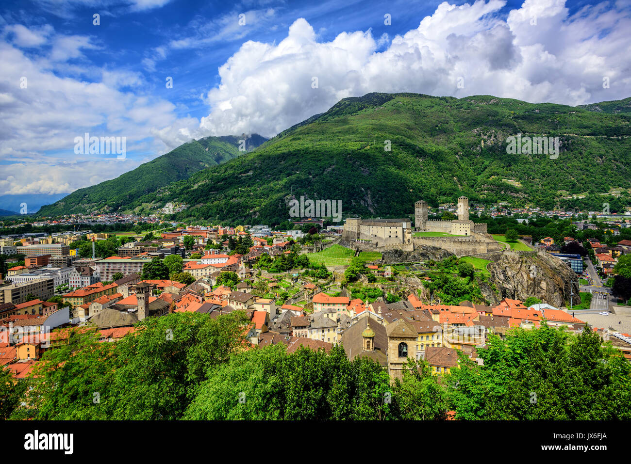 Antica città medievale di Bellinzona con Castelgrande castello in un alpi svizzere valley, Svizzera Foto Stock