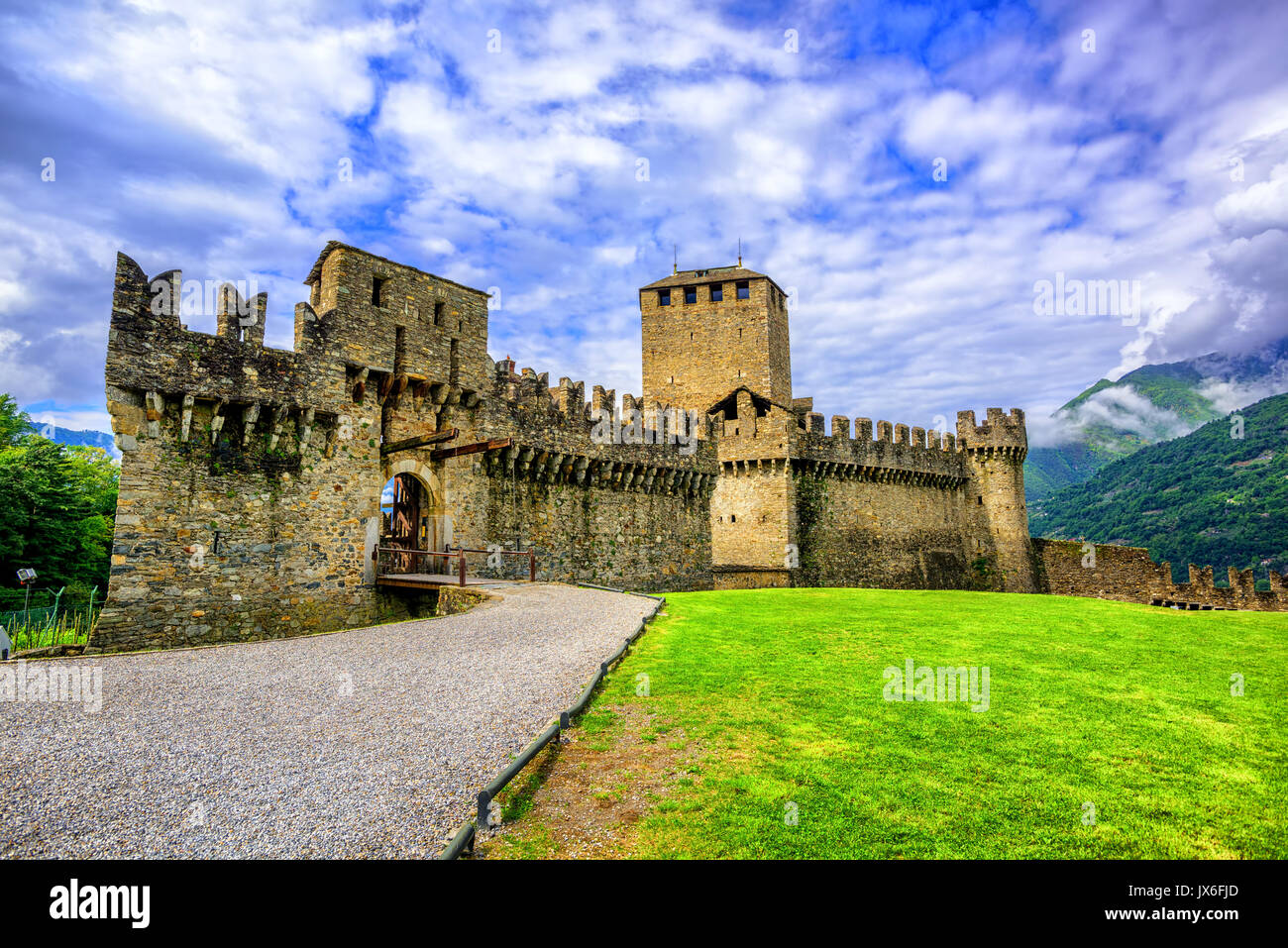 Pietra medievale castel Castello di Montebello nelle Alpi svizzere montagne, Bellinzona, Svizzera Foto Stock