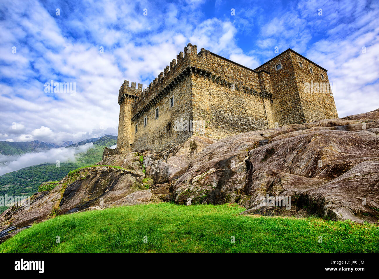 Pietra medievale Castel del Sasso Corbaro nelle Alpi svizzere montagne, Bellinzona, Svizzera Foto Stock