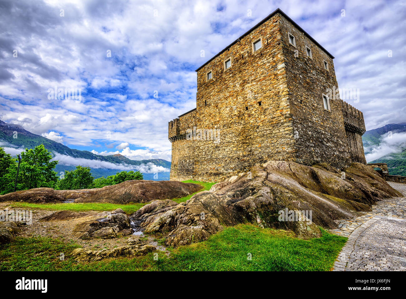 Pietra medievale Castel del Sasso Corbaro nelle Alpi svizzere montagne, Bellinzona, Svizzera Foto Stock
