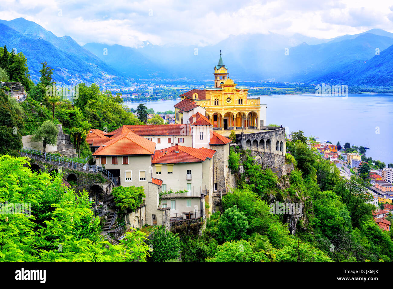 Madonna del Sasso chiesa sopra il Lago Maggiore Lago e Alpi Svizzere montagne, Locarno, Svizzera Foto Stock