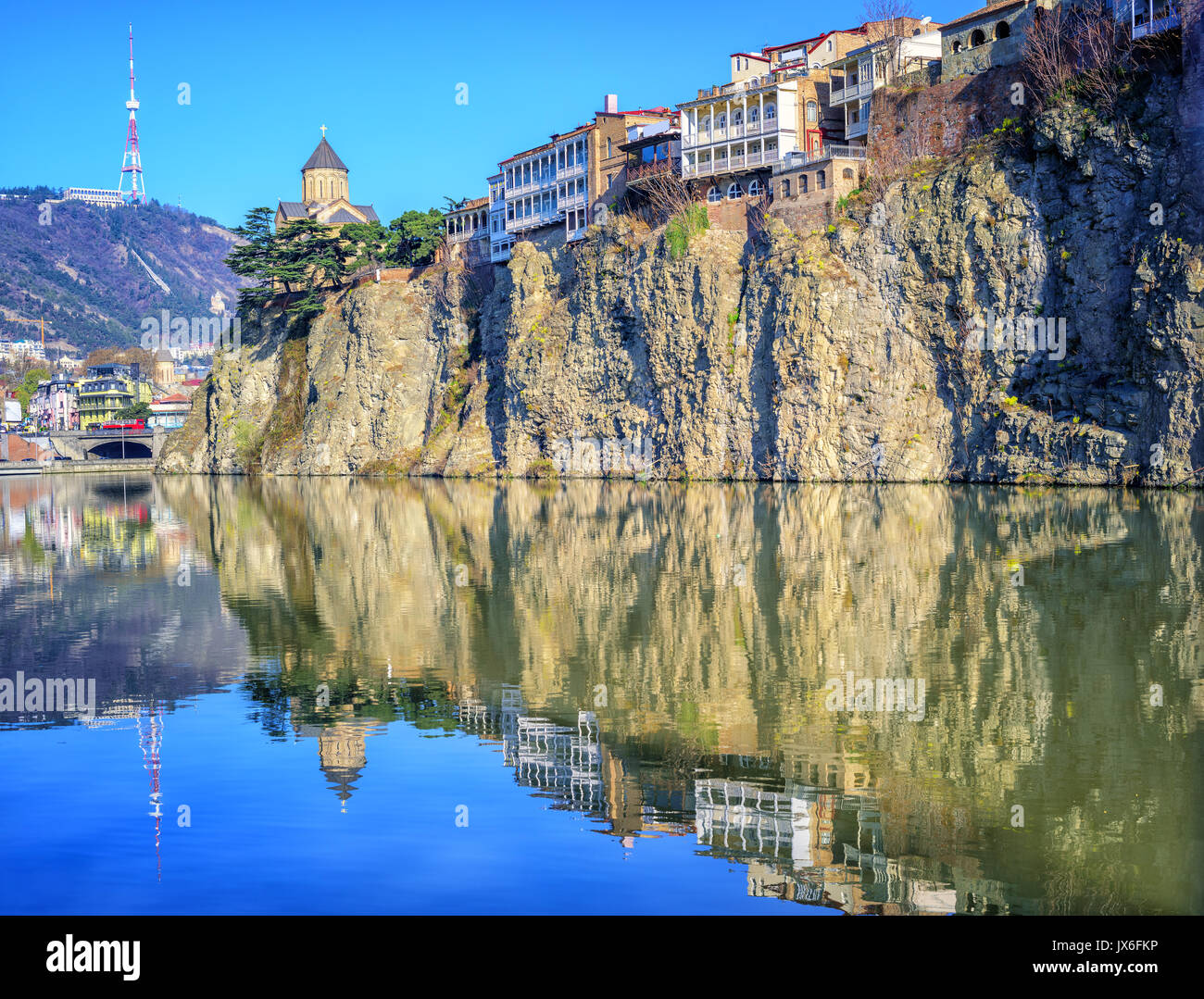 Chiesa di Metekhi e case tradizionali su una ripida roccia riflettente nel fiume Kura, Tbilisi Città Vecchia, Georgia Foto Stock