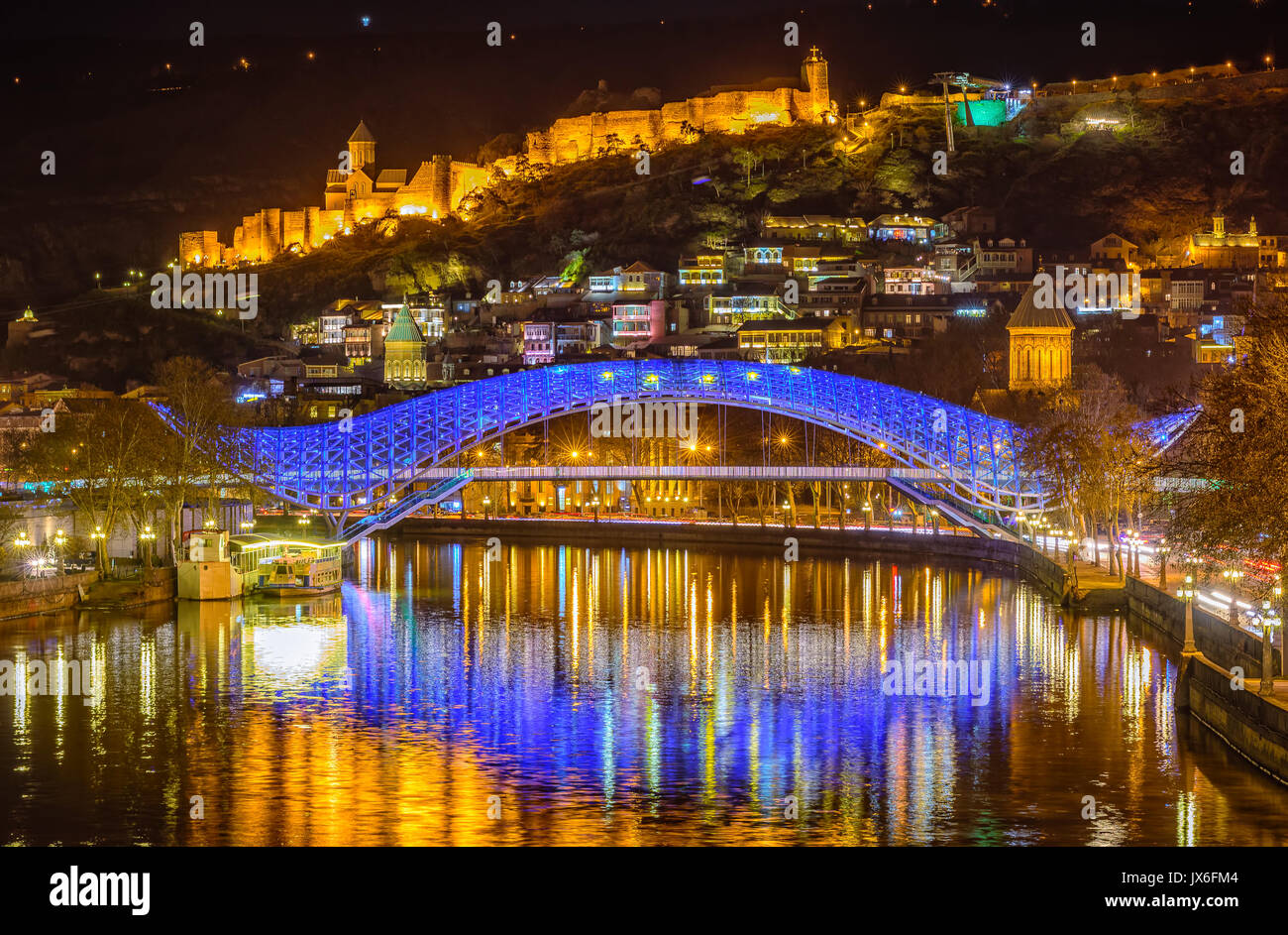 Tbilisi Città Vecchia con l'Europa illuminato che riflette il ponte nel fiume Kura e Fortezza di Narikala di notte, Tbilisi, Georgia Foto Stock