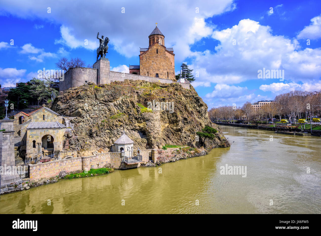 Metekhi Santa Vergine Chiesa e Re Gorgasali statua di oltre il fiume Kura, Tbilisi, Georgia Foto Stock