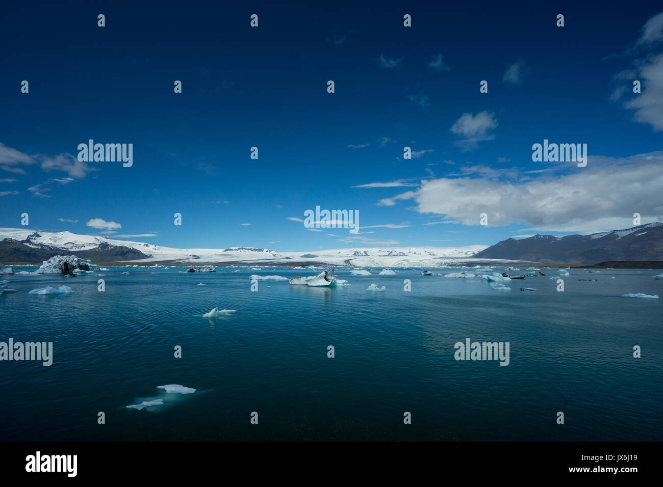 Islanda - Impressionante floes e iceberg galleggiante sul lago glaciale Foto Stock