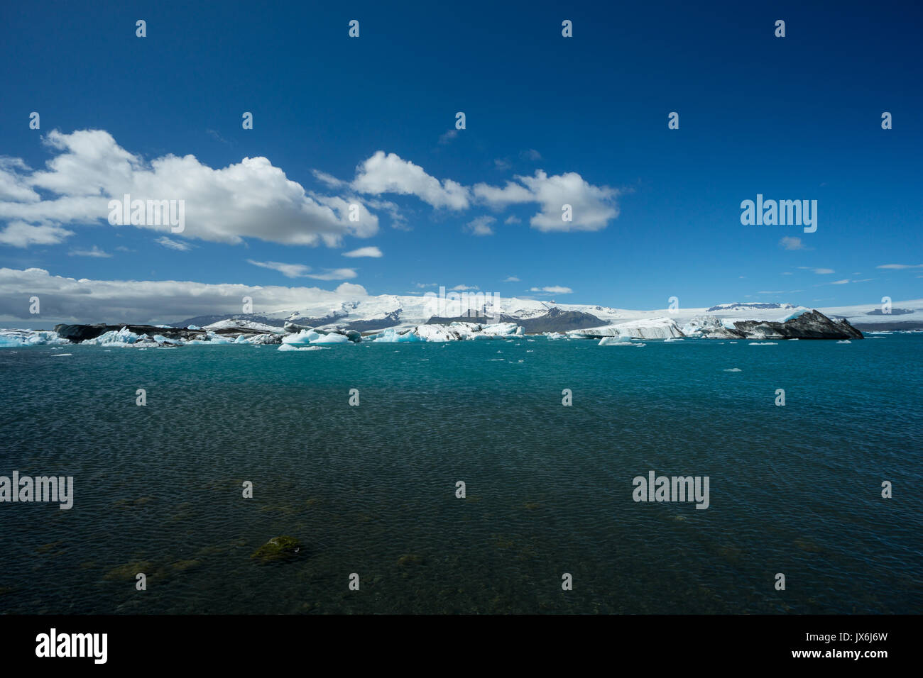 Islanda - Agitate turchese chiare acque del lago glaciale dal di sopra Foto Stock