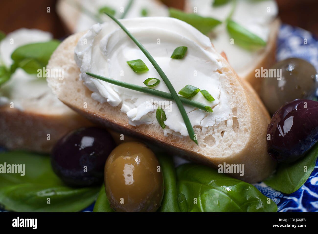 Crema di formaggio e erba cipollina sul pane Foto Stock