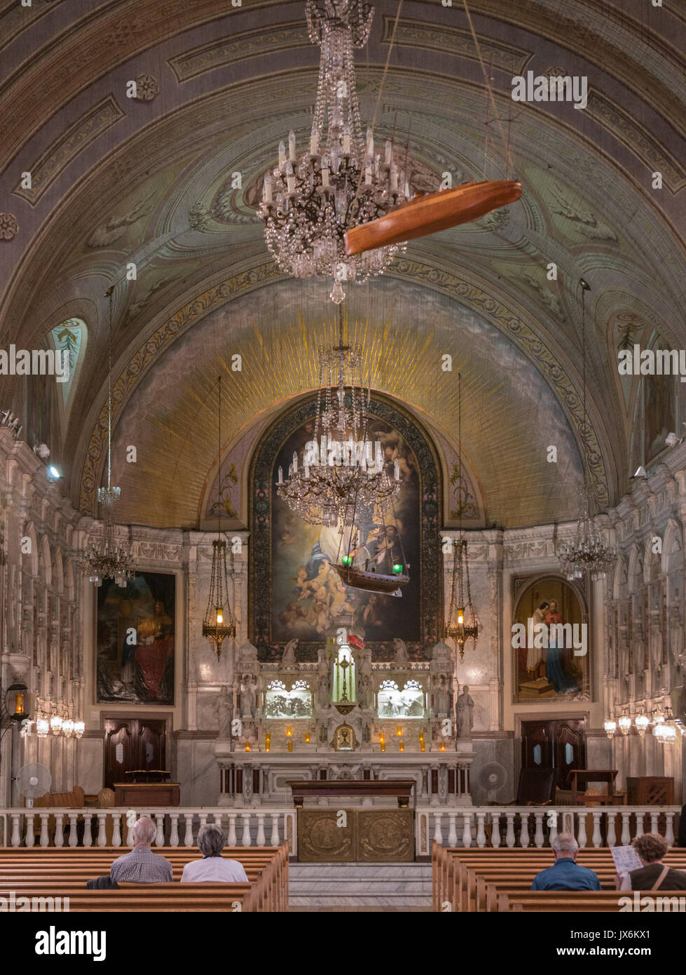 Interno di Notre-Dame-de-Bon-Secours cappella nella vecchia Montreal, che mostra il modello in legno intagliato barche e dato alla cappella da marinai della gratitudine. Foto Stock