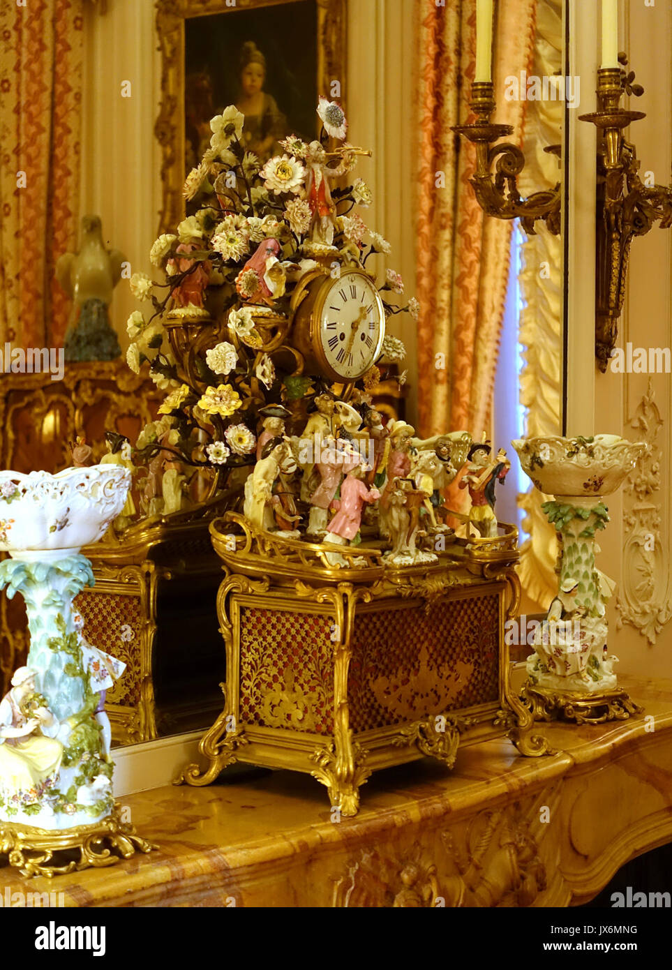 Questo orologio musicale della metà degli anni '1700, con movimento dell'orologio che risale al 1855-1886, è caratterizzato da una lavorazione artigianale complessa. È ospitato a Waddesdon Manor, Buckinghamshire, Inghilterra, e riflette il design e l'ingegno meccanico del periodo. Foto Stock