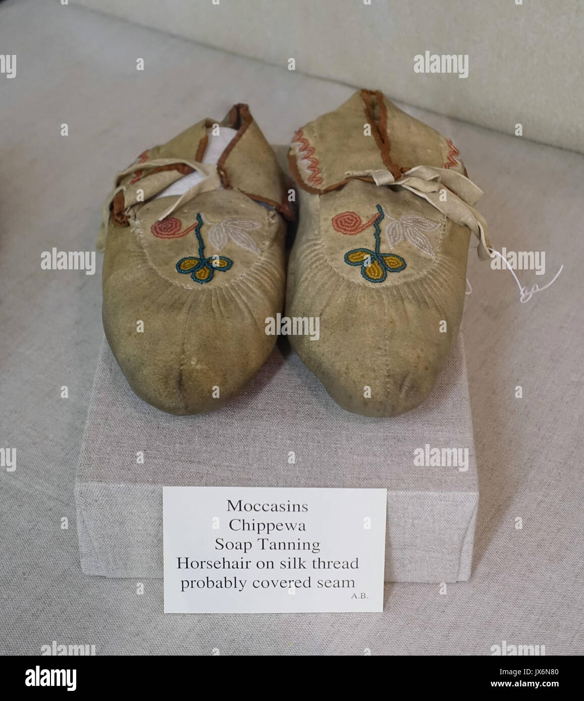 Mocassini, Chippewa, sapone concia, crine sul filo di seta, probabilmente coperta cucitura Museo Robbins Middleborough, Massachusetts DSC03905 Foto Stock
