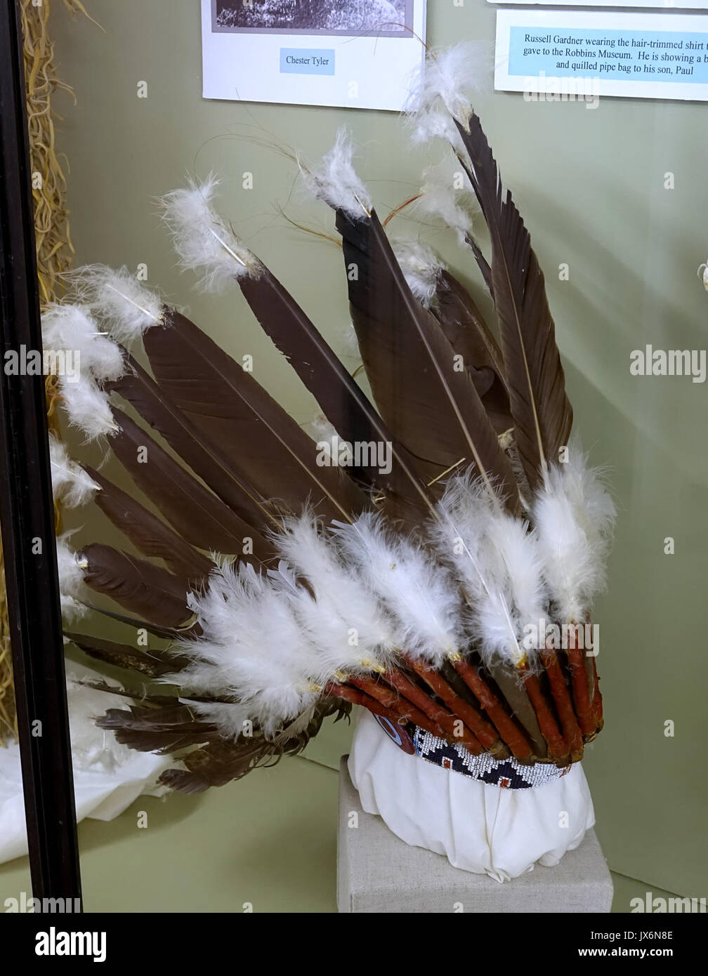 La guerra del cofano, pianure di stile indiano, c 1900, con eagle piume Robbins Museum Middleborough, Massachusetts DSC03934 Foto Stock