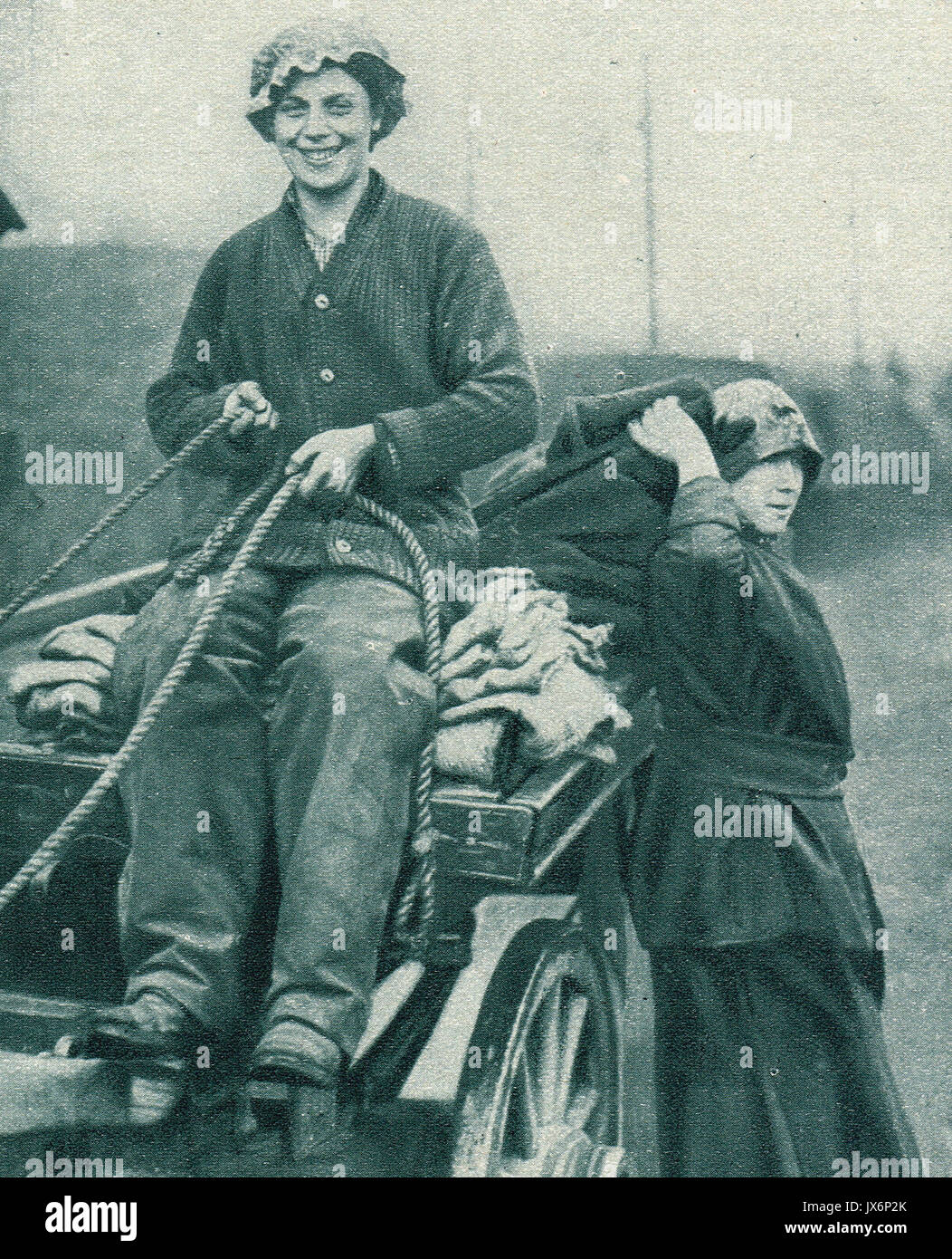 Il carbone le donne offrendo a Glasgow, WW1 Foto Stock