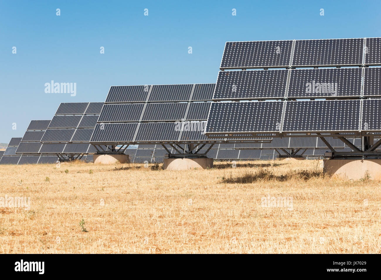 Blu di pannelli solari per generare energia in Estremadura. Foto Stock