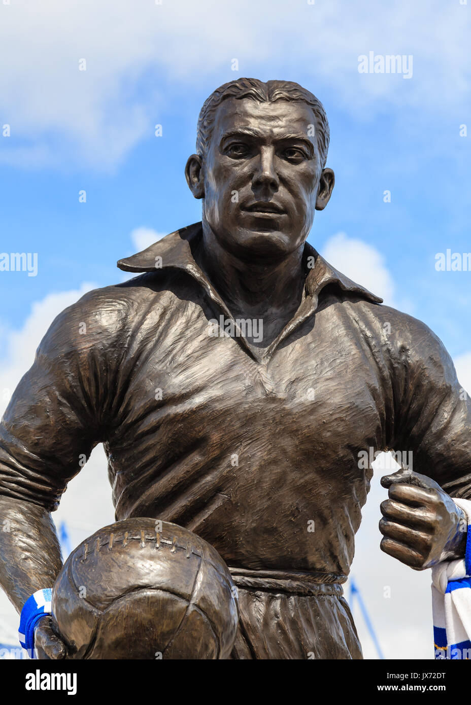 Una statua di Dixie Dean calciatore e goalscorer fuori Goodison Park in Inghilterra. Essa celebra il suo contributo alla Everton Football Club. Foto Stock
