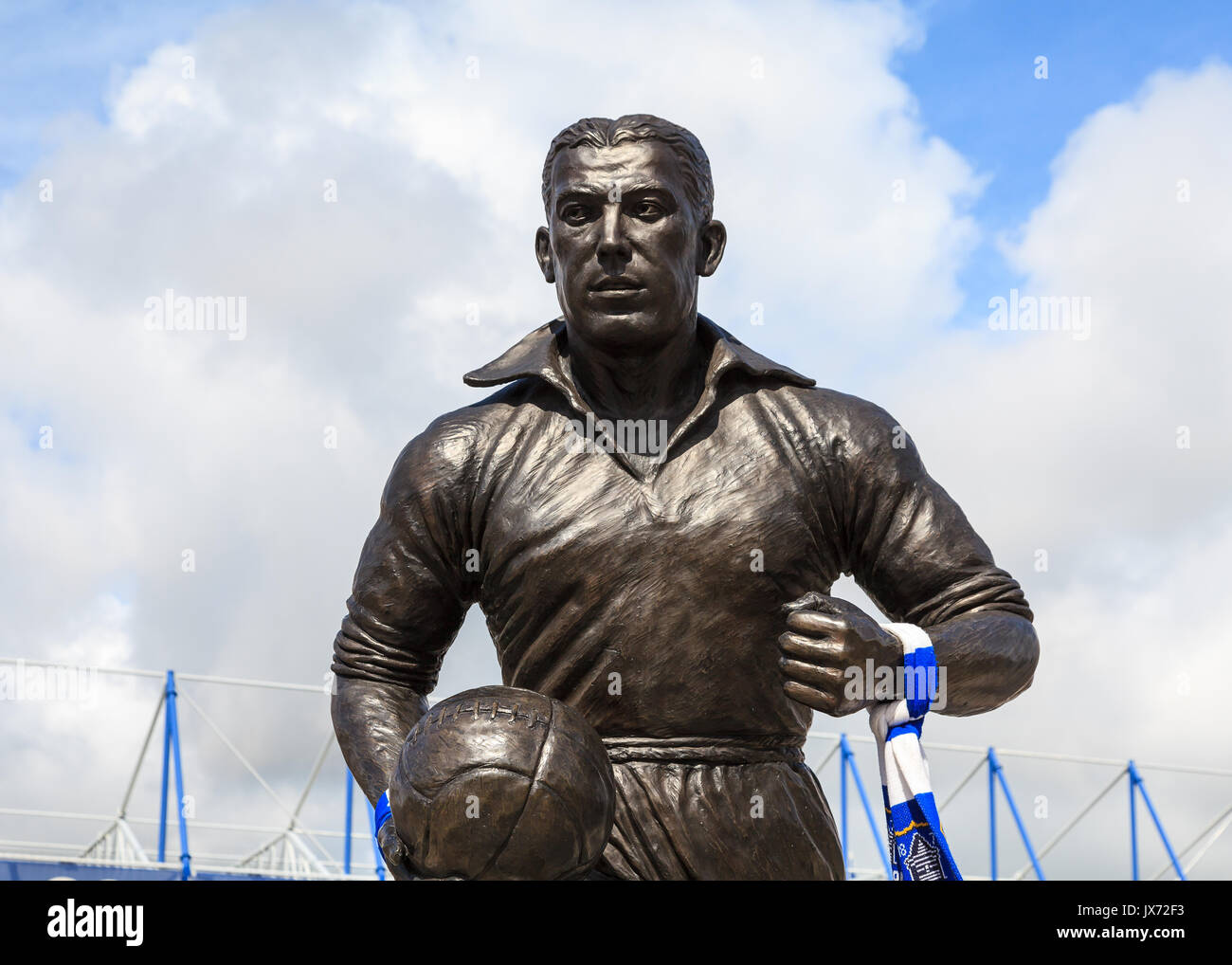 Una statua di Dixie Dean calciatore e goalscorer fuori Goodison Park in Inghilterra. Essa celebra il suo contributo alla Everton Football Club. Foto Stock