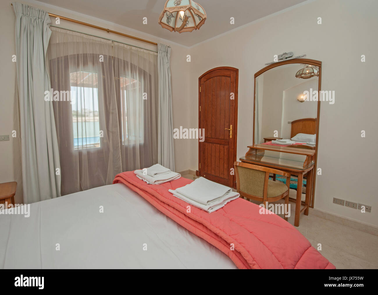 Interior design decor e arredamento di lusso home mostra camera da letto con mobili Foto Stock