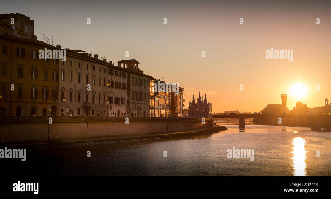 Vista tramonto degli edifici lungo il fiume Arno in ottobre 2010, pisa, Italia Foto Stock