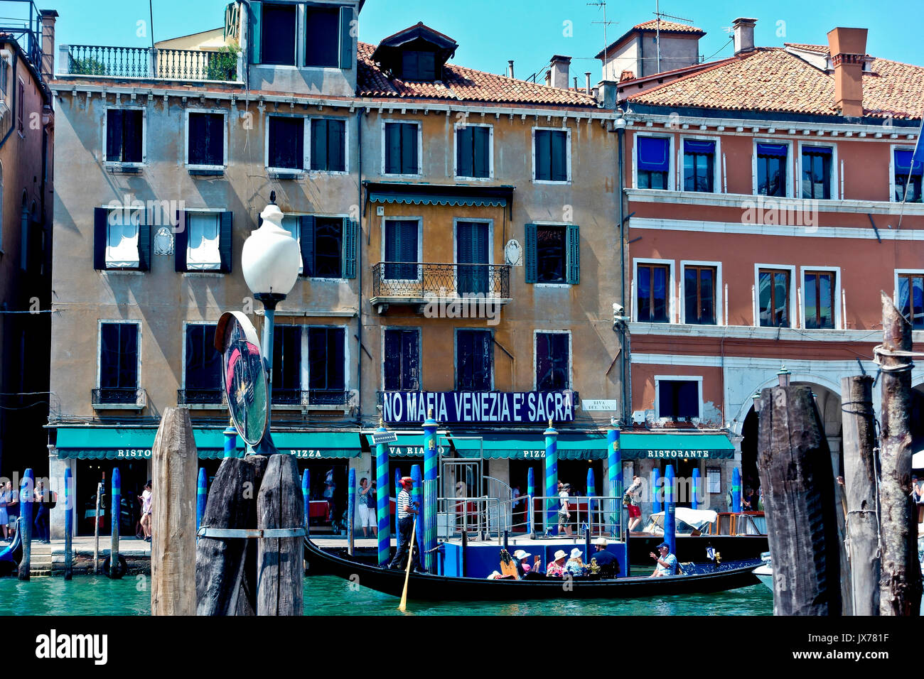 Canal Grande. La scritta "No Mafia Venezia è sacra". Colonne. Sito patrimonio dell'umanità dell'UNESCO. Venezia, Veneto, Italia, Europa, Unione europea, UE. Foto Stock