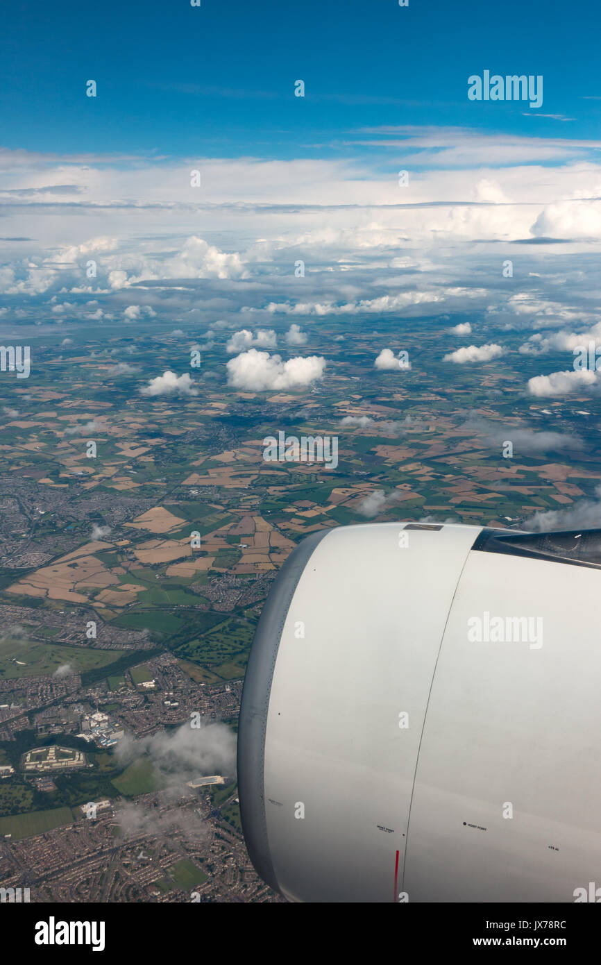 Visualizza la finestra di un Airbus A330 dopo il decollo dall'aeroporto di Manchester, Inghilterra. Foto Stock