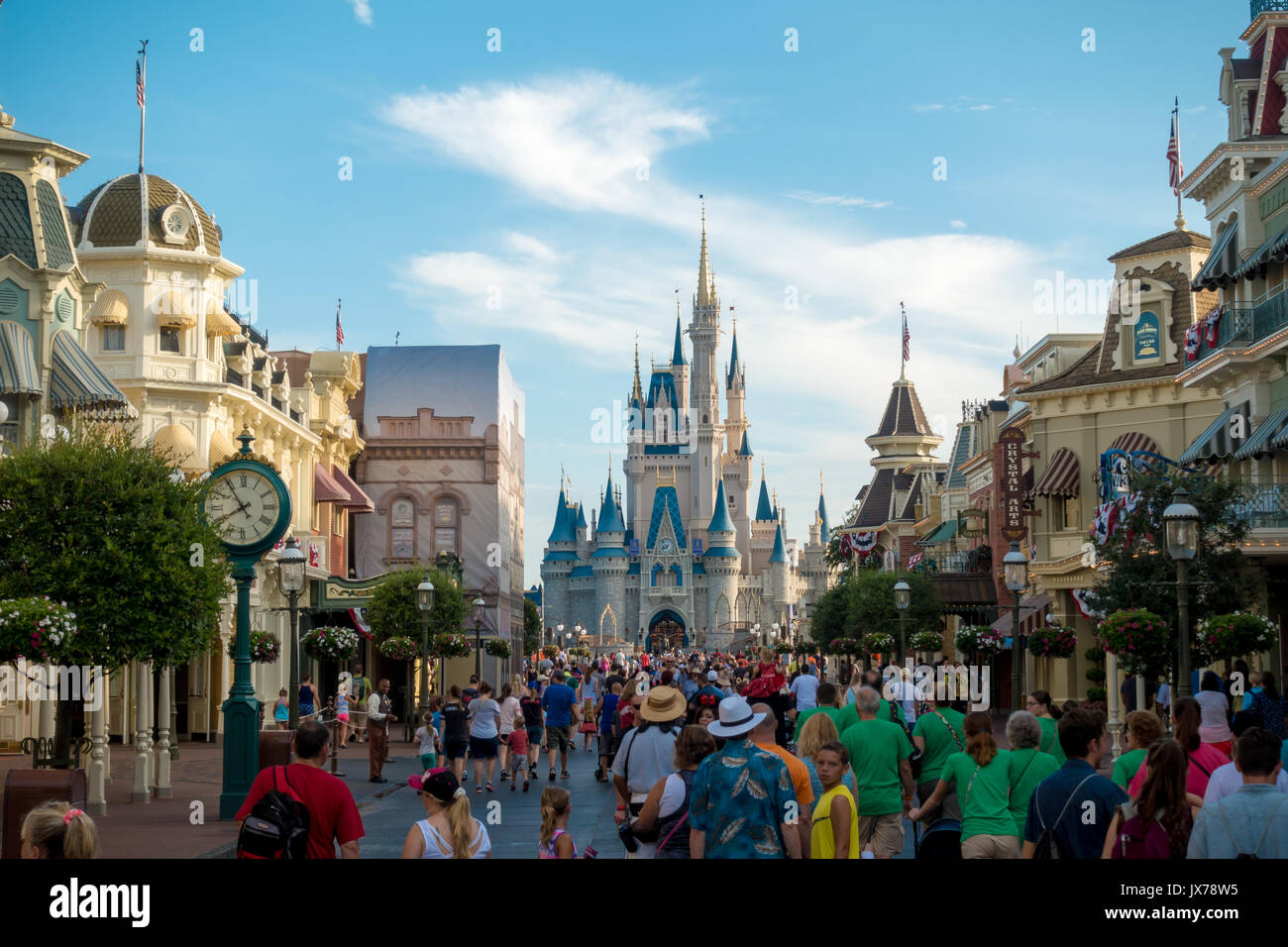 Main Street usa verso il Castello di Cenerentola nel Parco a Tema del Regno Magico, Walt Disney World, a Orlando, Florida. Foto Stock