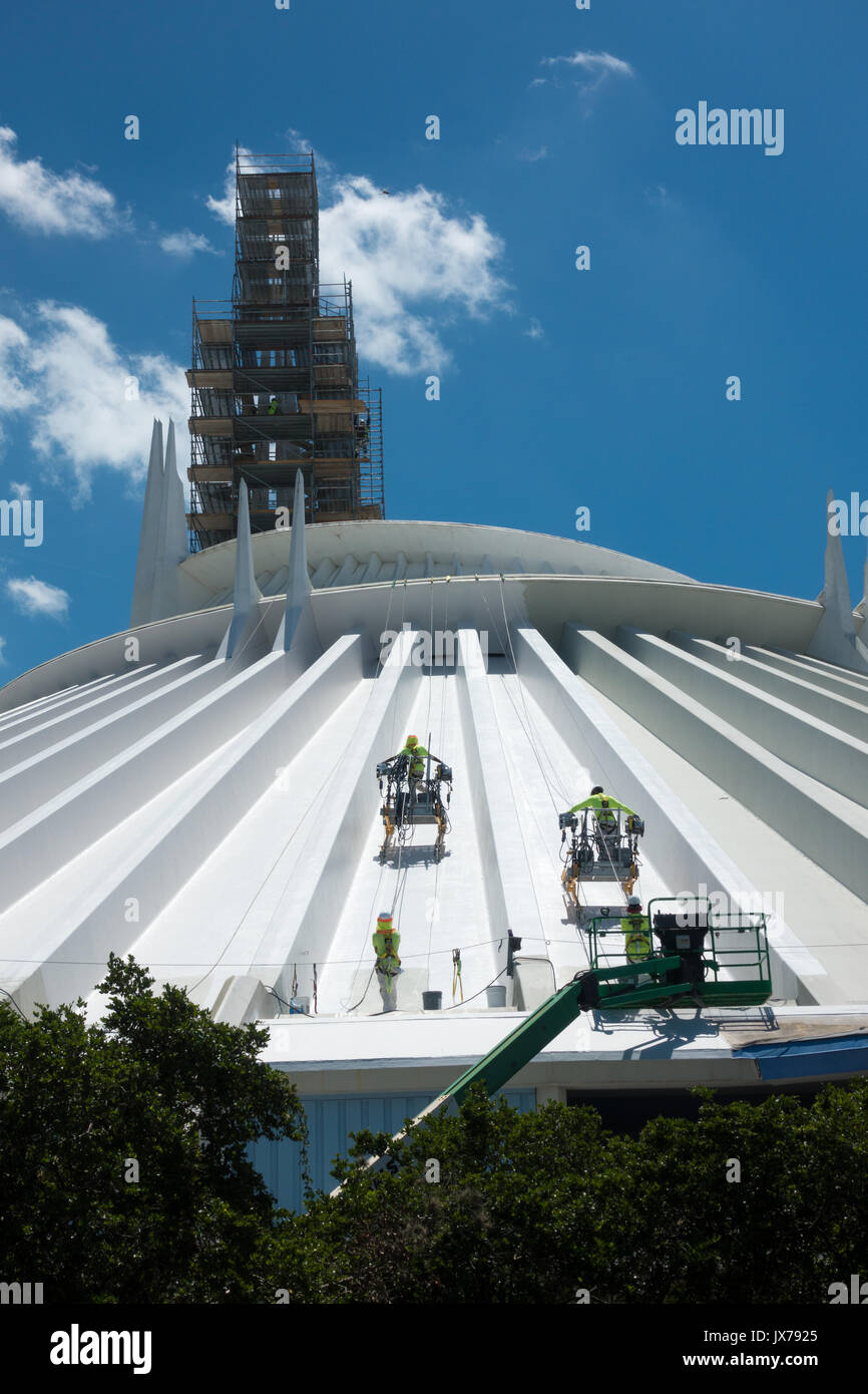 Lavori di manutenzione in corso presso l'attrazione Space Mountain al Parco a tema Magic Kindgom, Walt Disney World, Orlando, Florida. Foto Stock