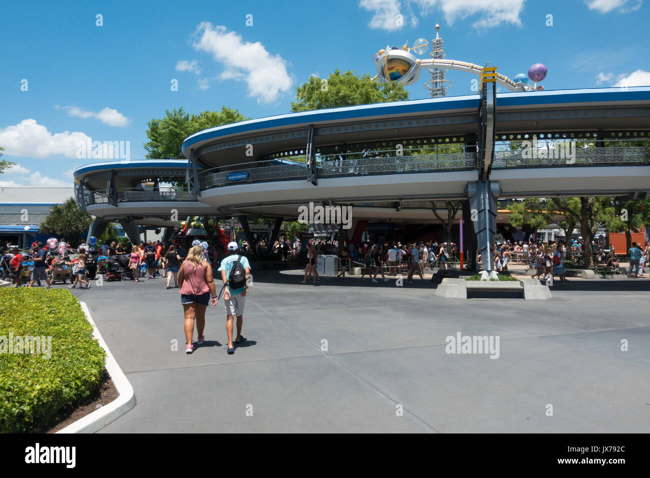 Tomorrowland e il people mover nel regno magico parco a tema Walt Disney World, a Orlando, Florida. Foto Stock